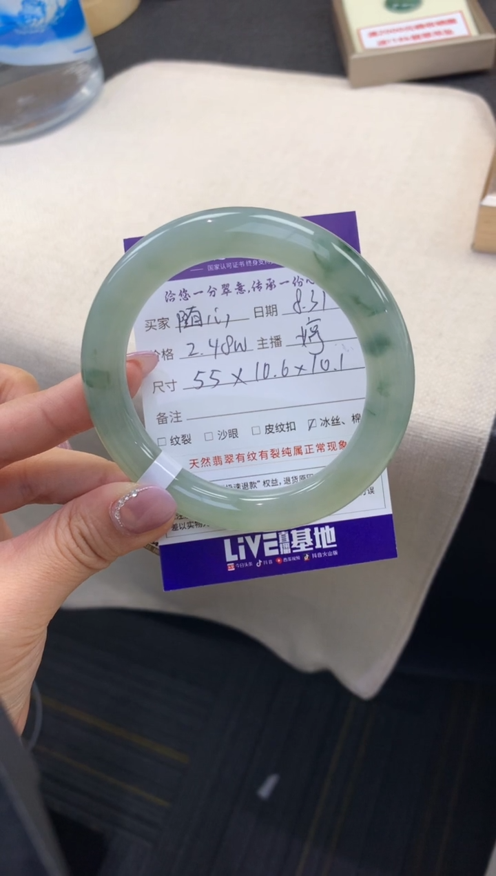 未镶嵌手镯翡翠随***?退货需手镯吊牌标签完好