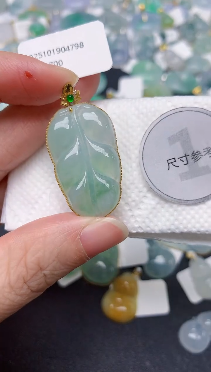 颈饰18K金镶嵌翡翠天然缅甸A货翡翠