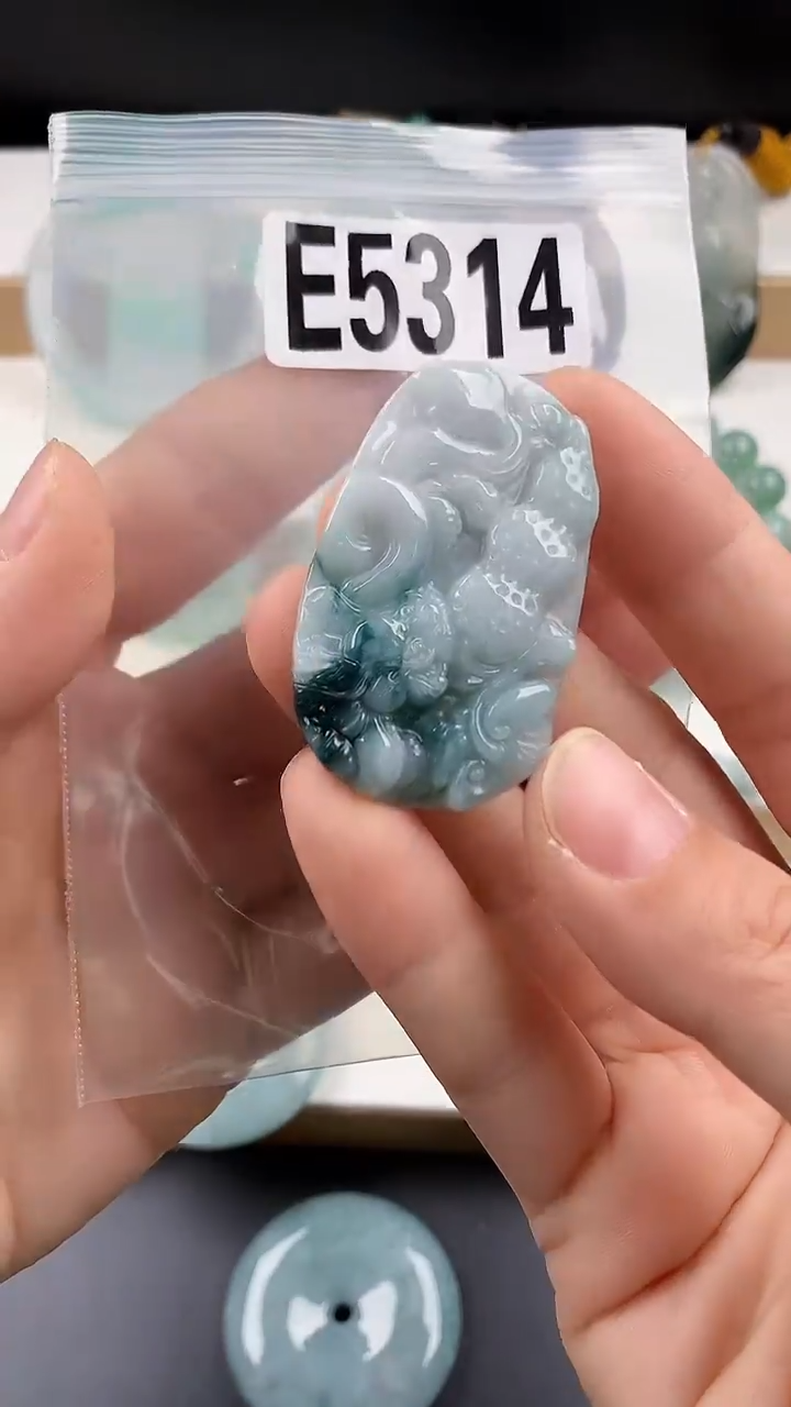 颈饰未镶嵌翡翠天然翡翠吊坠挂件