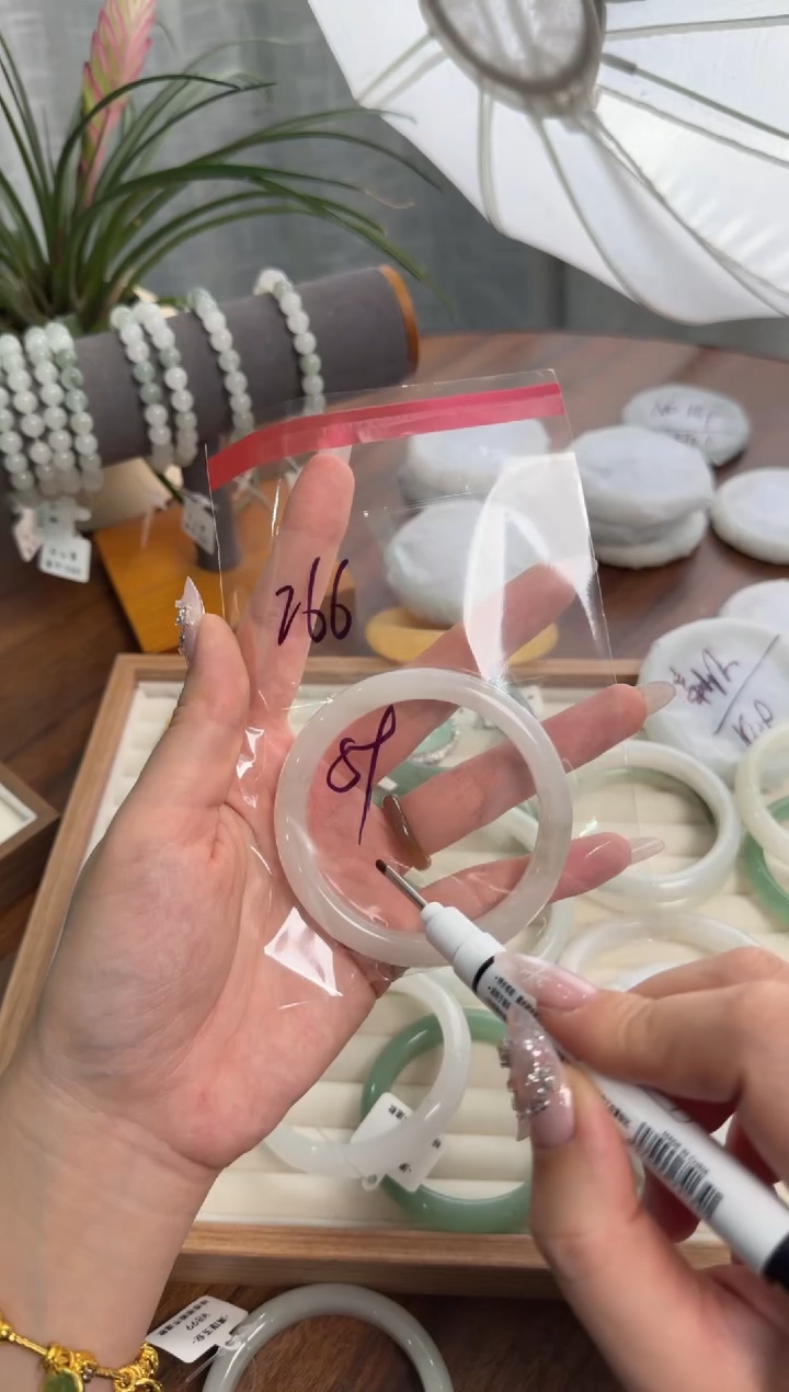 未镶嵌手镯石英质玉266