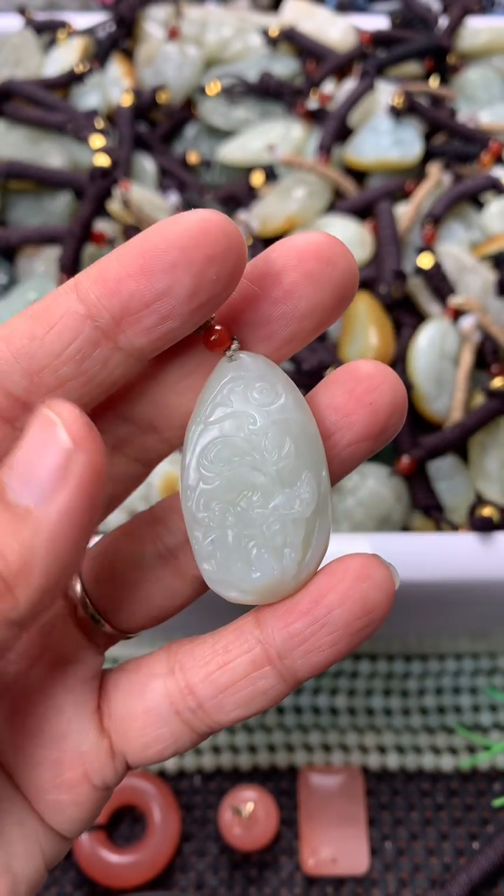 【闪购商品】和田玉颈饰未镶嵌多样性发货没有证书，拍一发一.有瑕