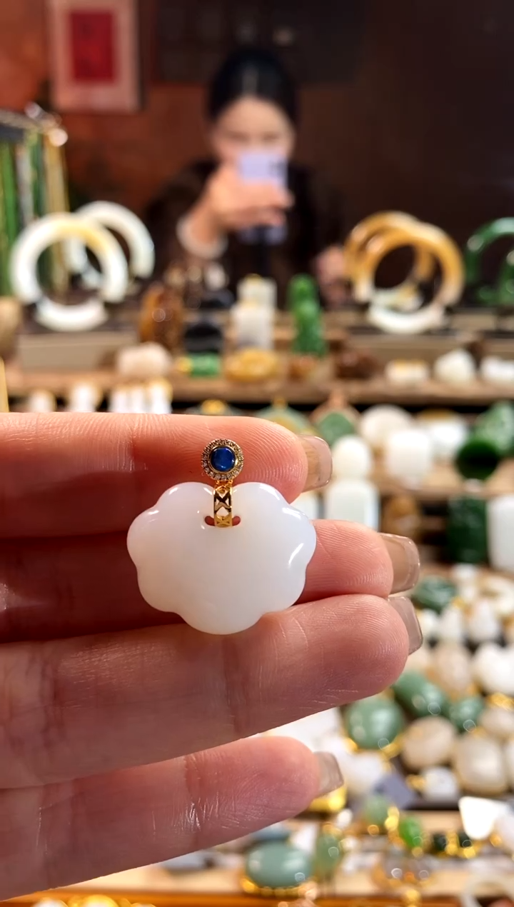 【闪购商品】和田玉吊坠18K金镶嵌。