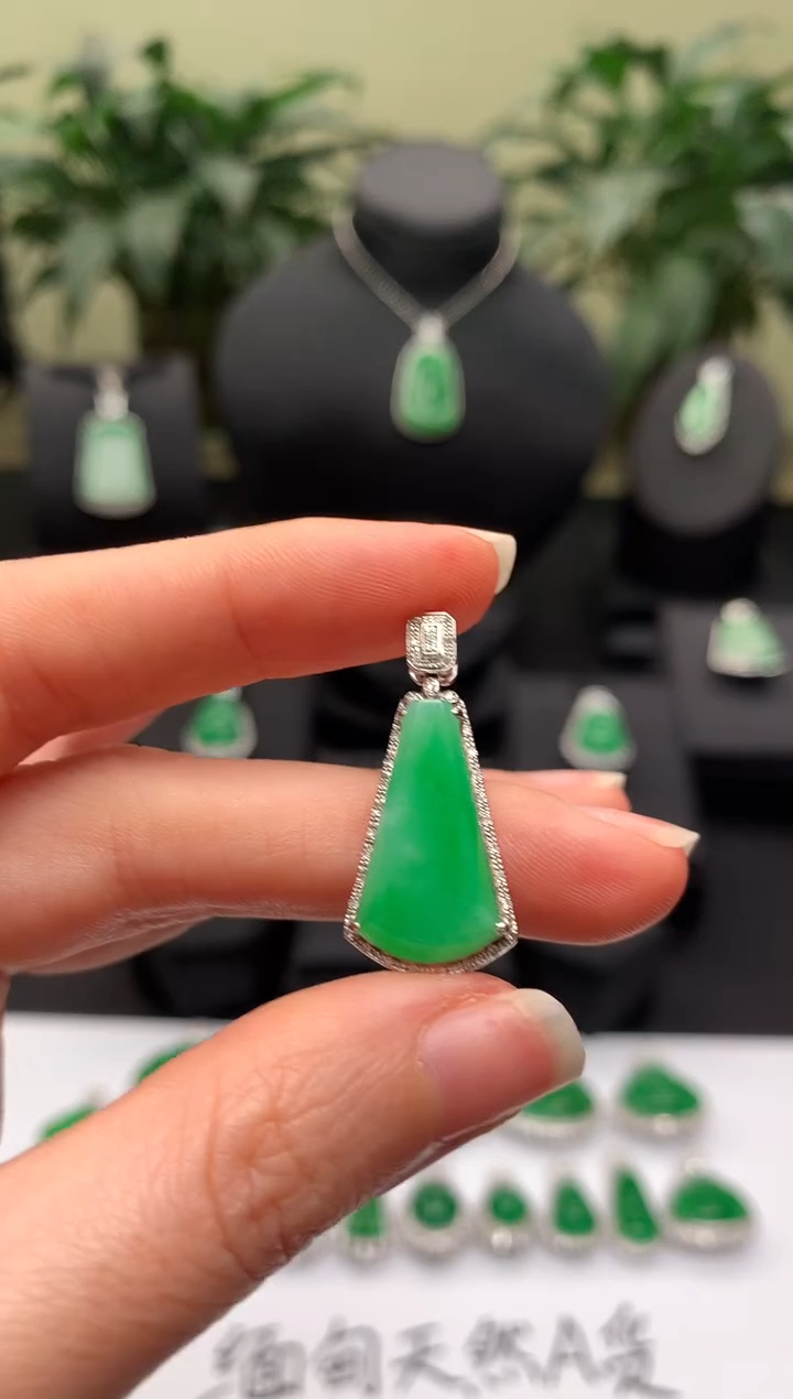 【闪购商品】翡翠颈饰18K金镶嵌无事牌