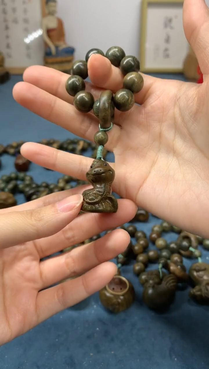 【闪购商品】维腊木（绿檀）把件 招财蛇 盘玩件