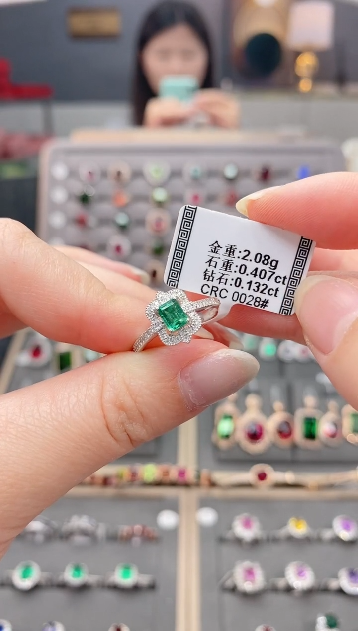 18K金镶嵌戒指祖母绿0.407    