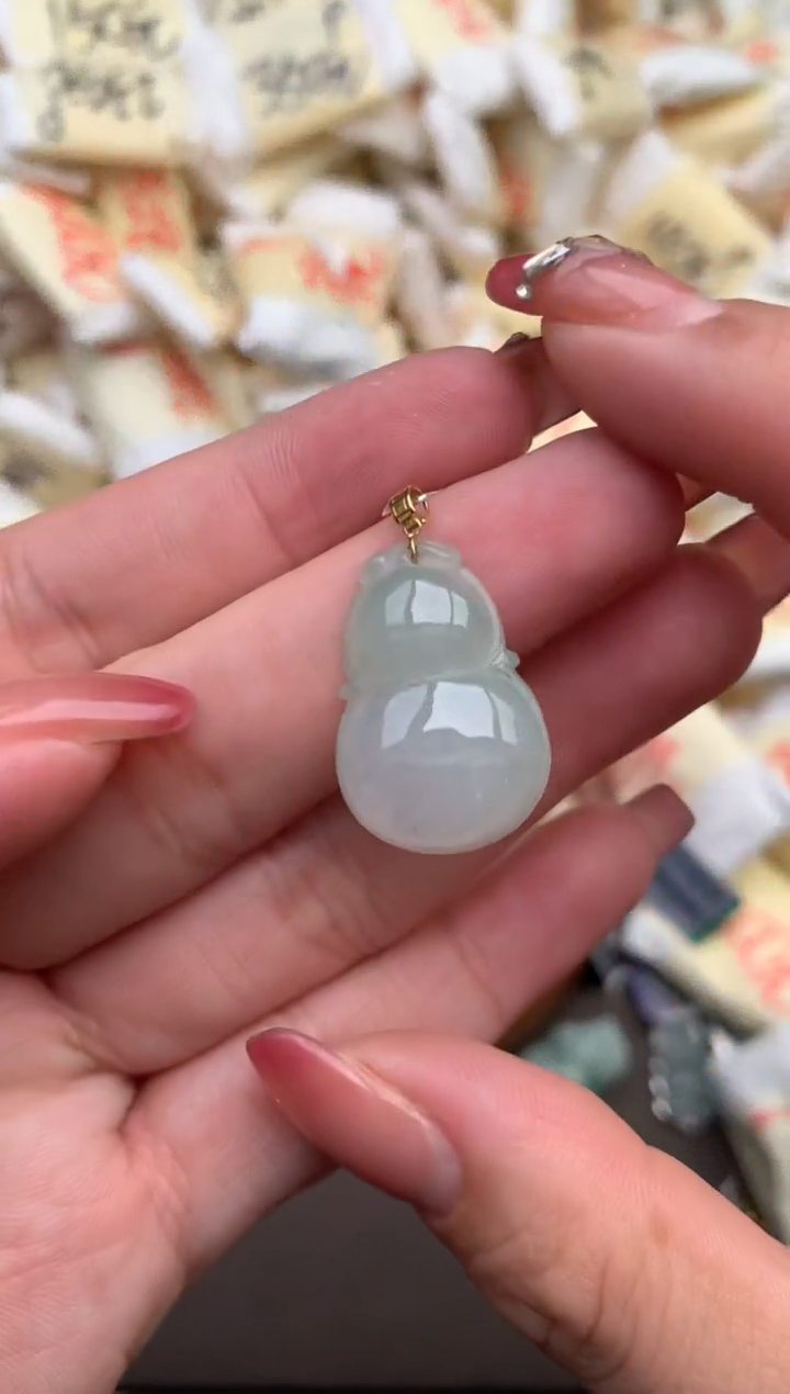 翡翠挂件18K金镶嵌 —