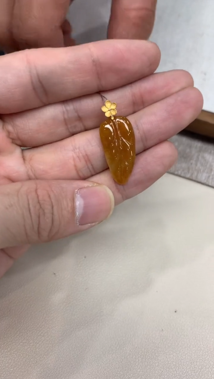 【闪购商品】翡翠颈饰18K金镶嵌叶子