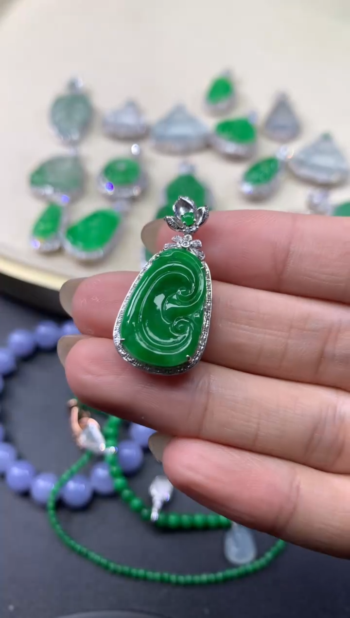 【闪购商品】翡翠吊坠(不含链)18K金镶嵌93天然A货翡翠