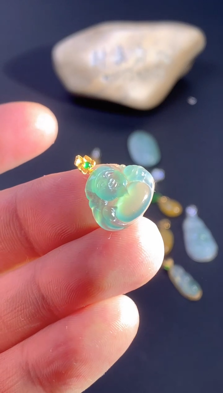 颈饰18K金镶嵌翡翠   