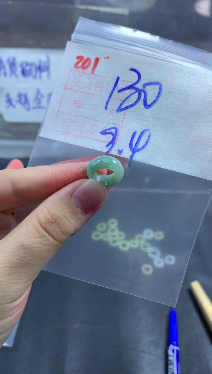 未镶嵌定制翡翠你****?甜甜圈130毛货需精细抛光