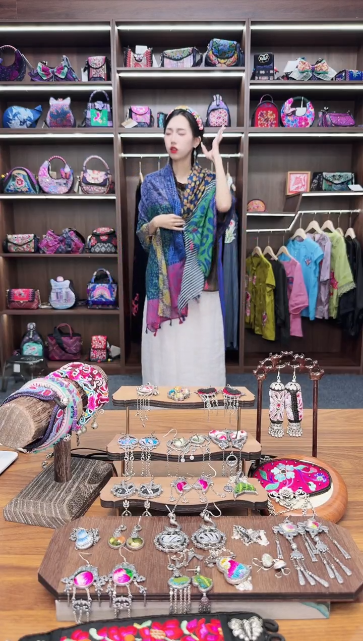 织绣A7蒙阿苏苗绣传承店