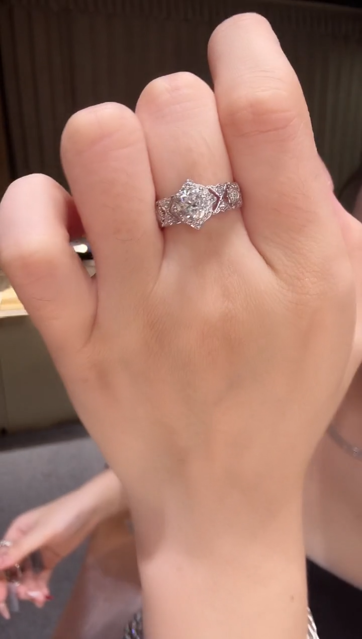 戒指18K金镶嵌钻石戒指