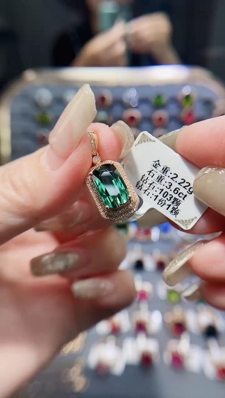 18K金镶嵌颈饰碧玺3.6