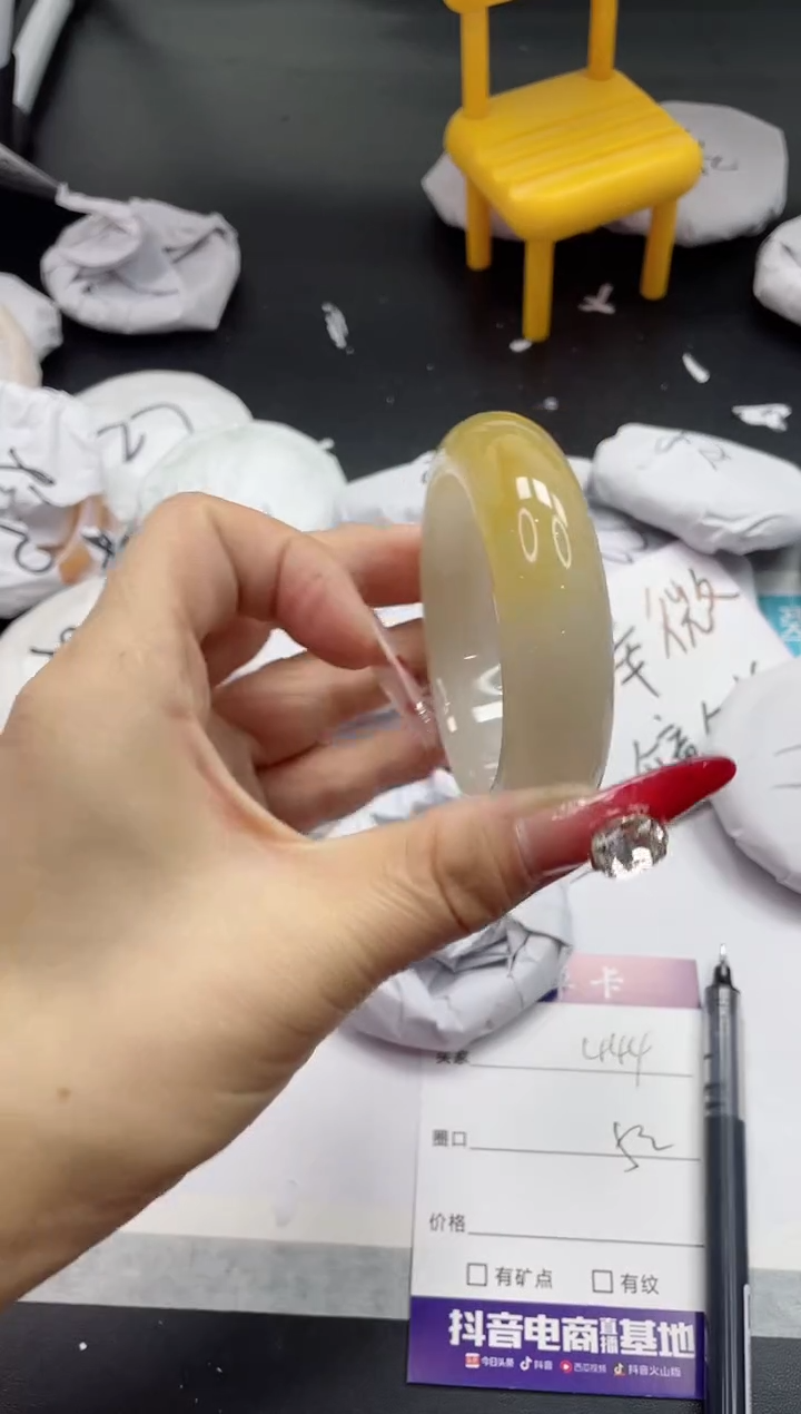 【闪购商品】石英质玉手镯未镶嵌444