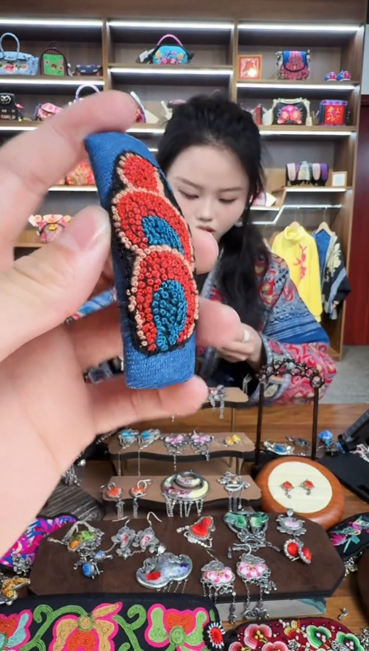 【闪购商品】织绣169蒙阿苏苗绣传承