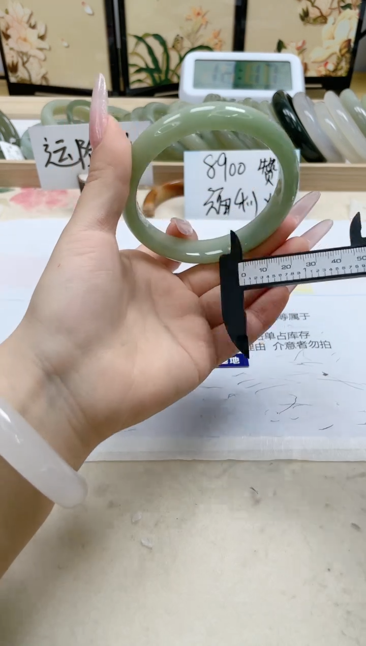 【闪购商品】石英质玉手镯未镶嵌84/62.6