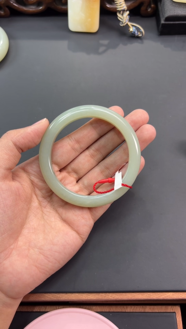 【闪购商品】和田玉手镯未镶嵌且末微色差近矿56