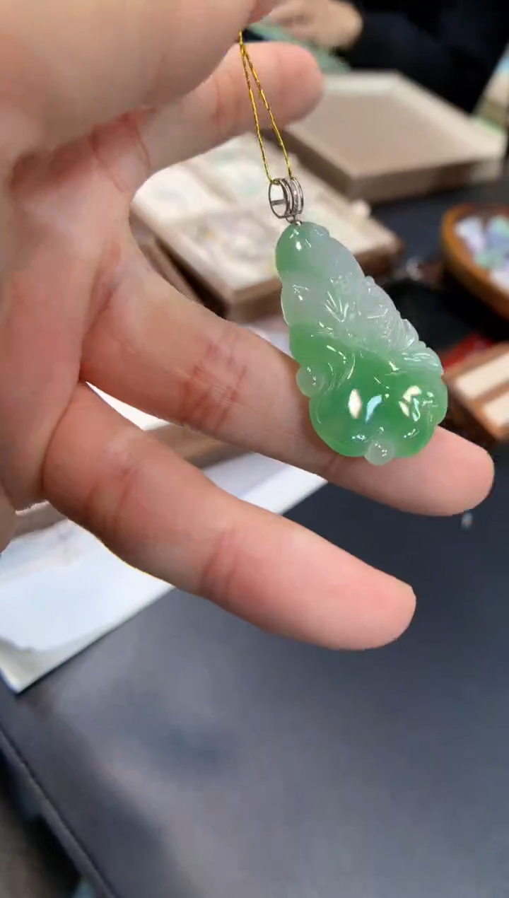 颈饰18K金镶嵌翡翠荷叶