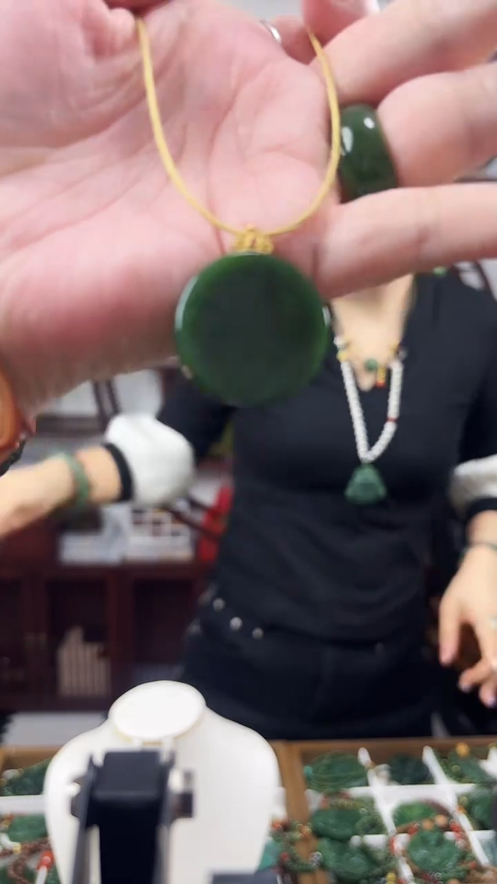 颈饰未镶嵌和田玉护心镜