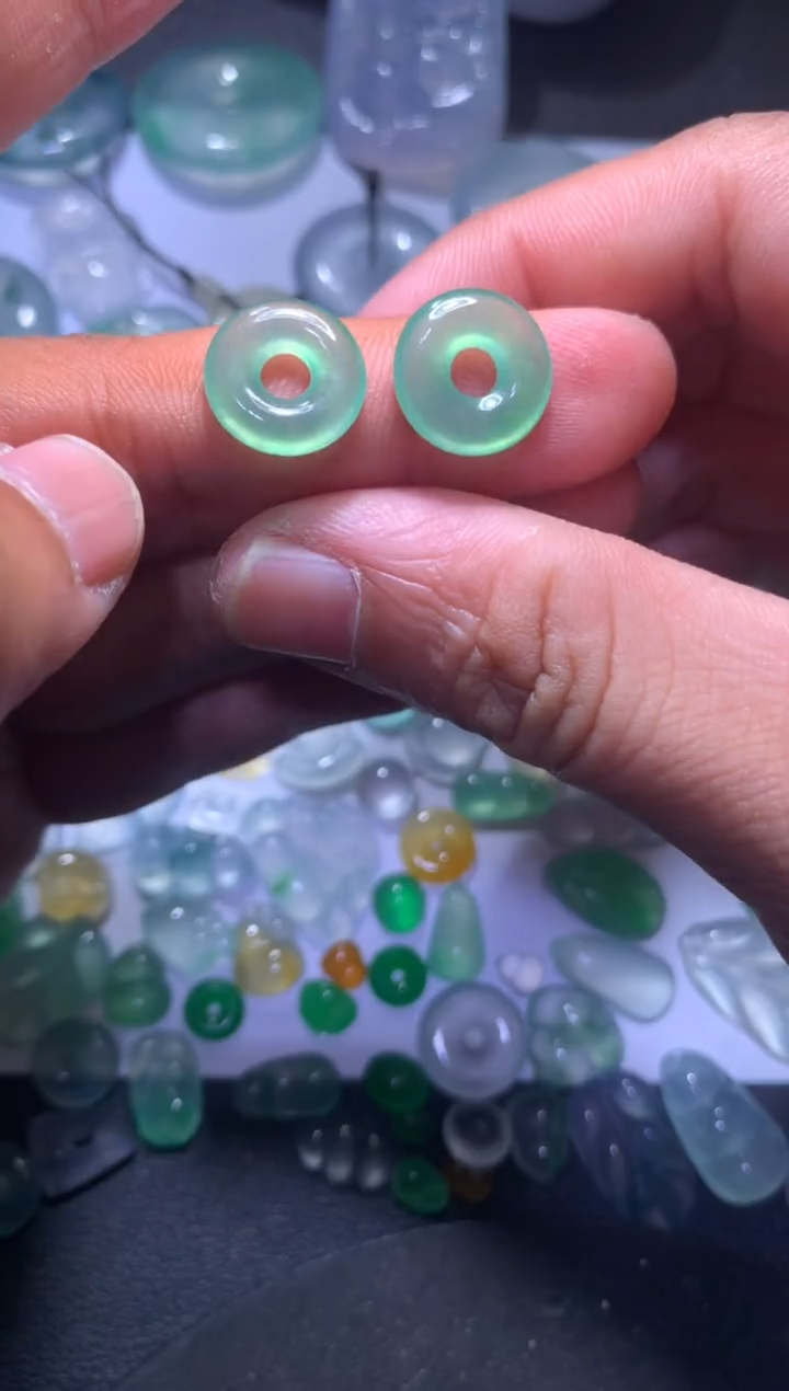 【闪购商品】翡翠颈饰未镶嵌甜甜圈一对