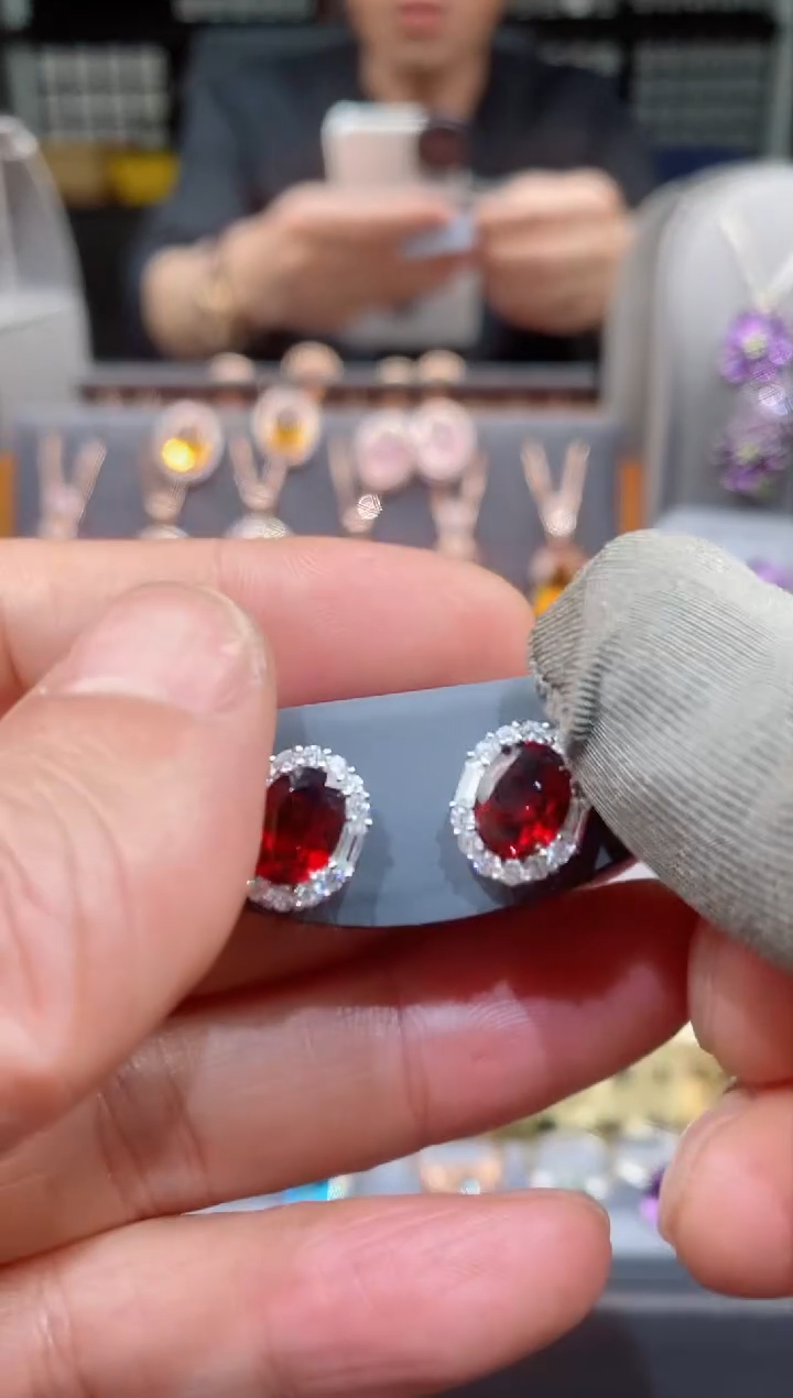 【闪购商品】石榴石耳钉银S925镶嵌石榴石耳钉