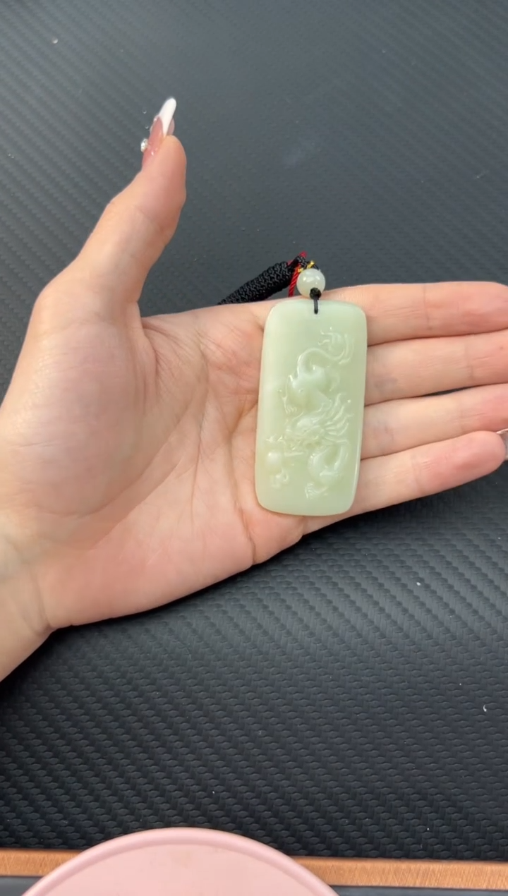 【闪购商品】和田玉吊坠(赠链)未镶嵌且末微色差迪克兰吊坠