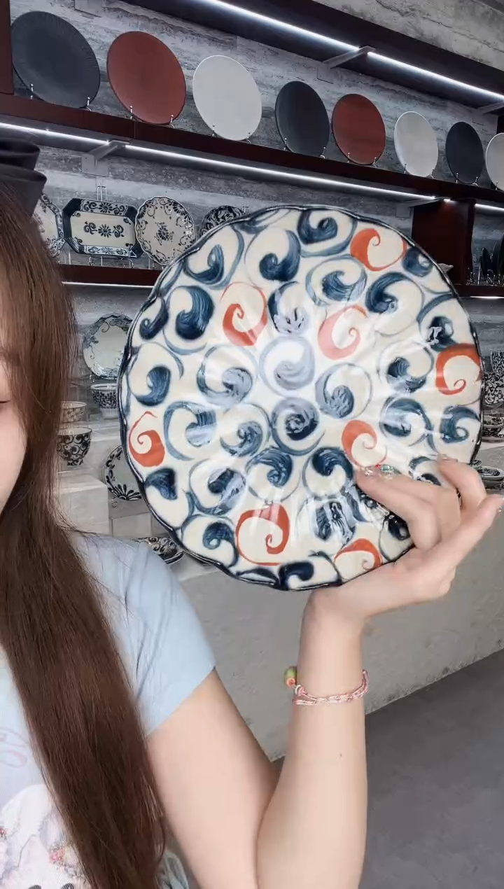 陶宗山窑花边平盘22.5cm-赤绘旋涡