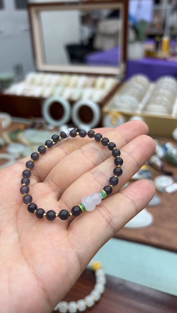 颈饰未镶嵌和田玉小***子手串一条