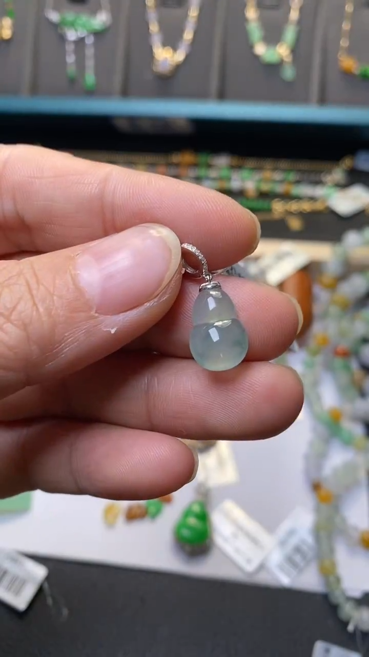 颈饰18K金镶嵌翡翠40384