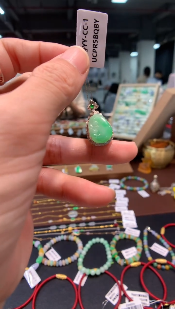 颈饰18K金镶嵌翡翠如意