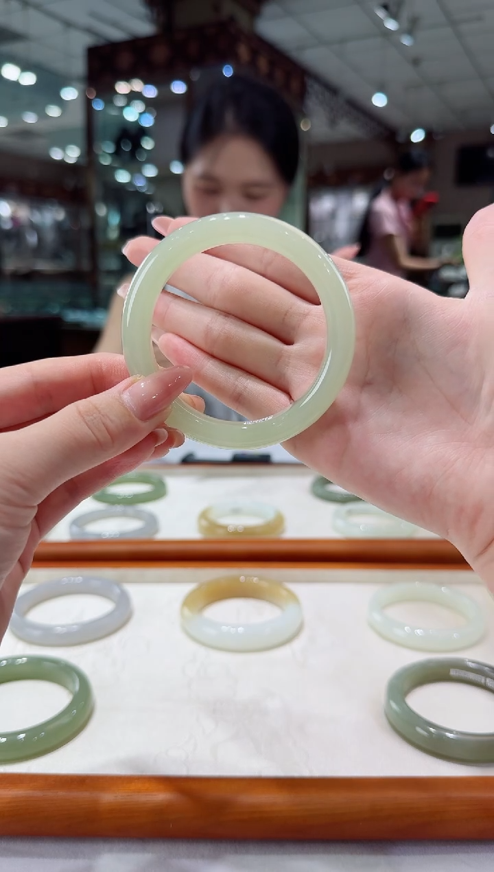 和田玉（糖玉）手镯未镶嵌盼*58