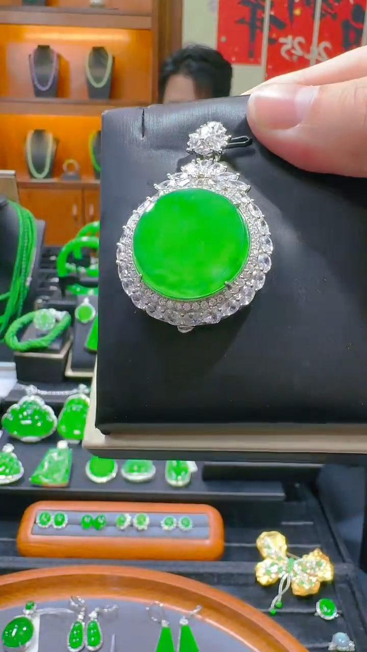 【闪购商品】翡翠吊坠(赠链)银S925镶嵌天然A货翡翠