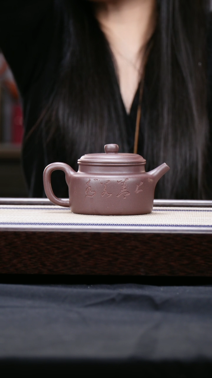 【闪购商品】紫砂茶壶四号井低槽青刻绘 刘 德中壶