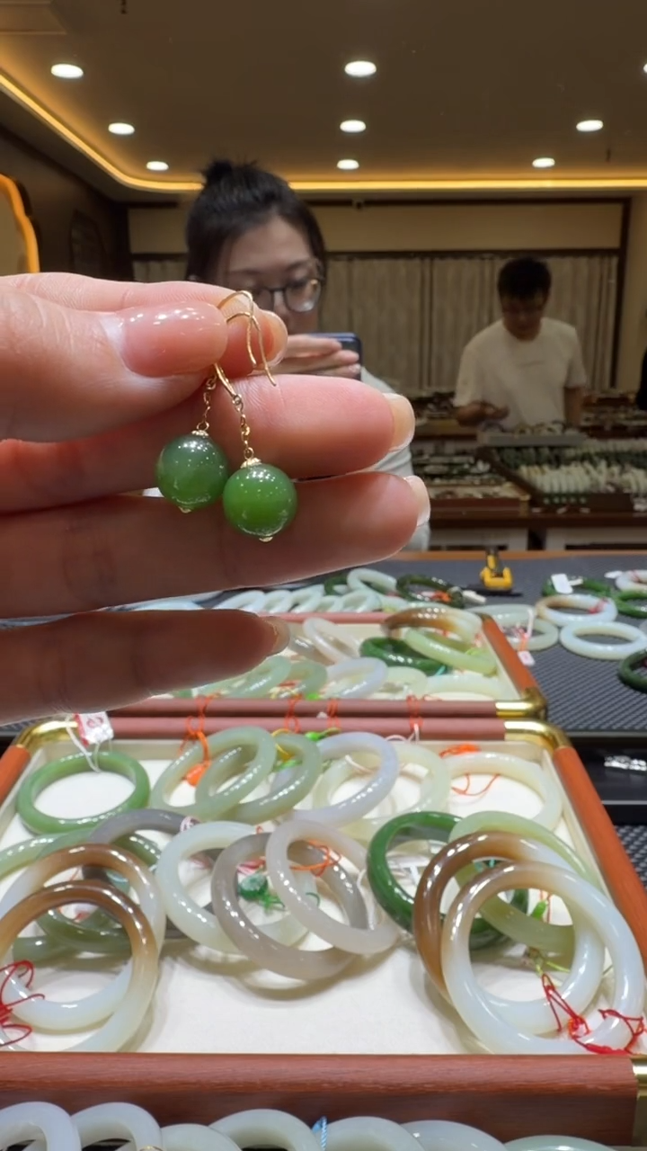 颈饰18K金镶嵌和田玉耳饰一对