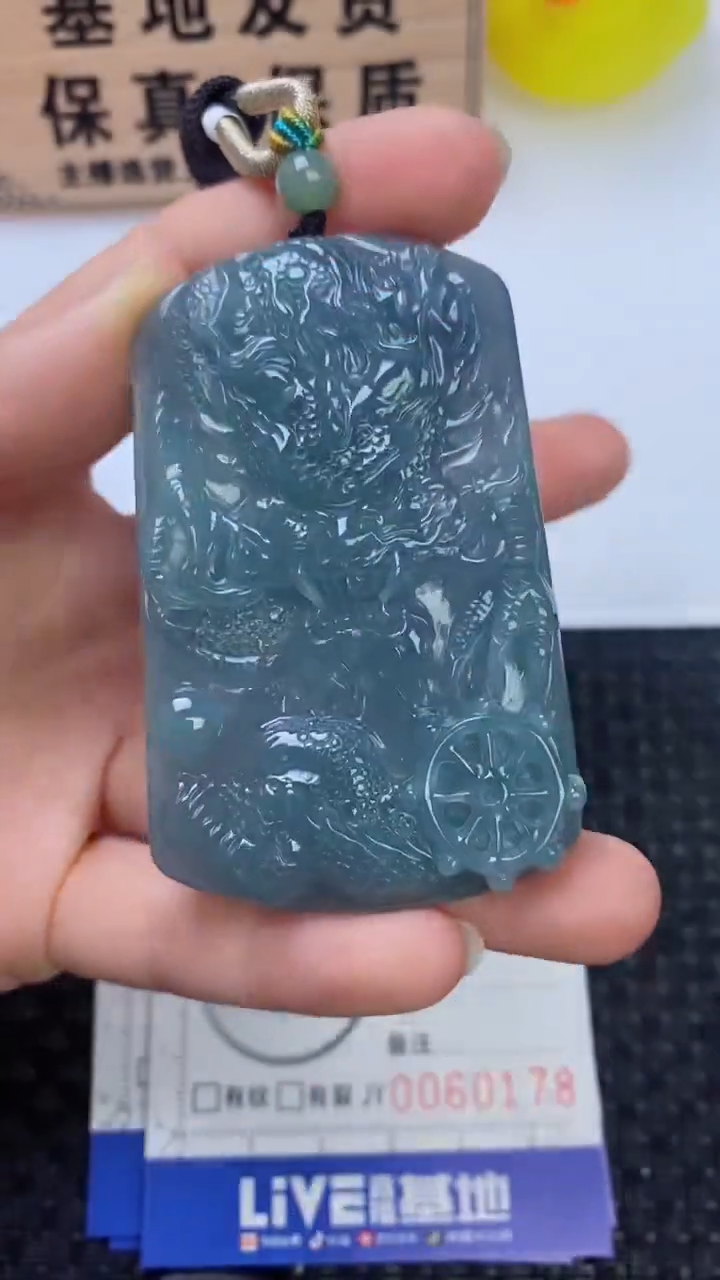 翡翠未镶嵌颈饰         