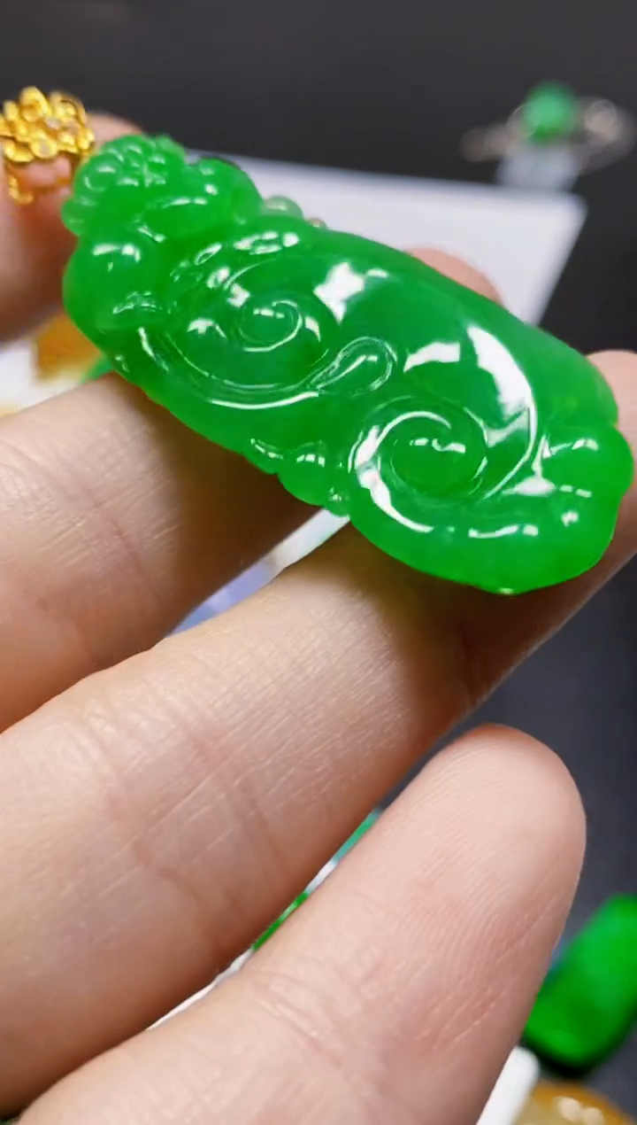 颈饰18K金镶嵌翡翠如意