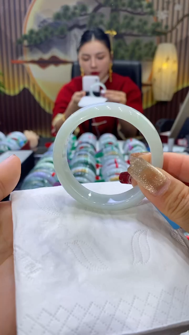 【闪购商品】翡翠手镯未镶嵌多人08079