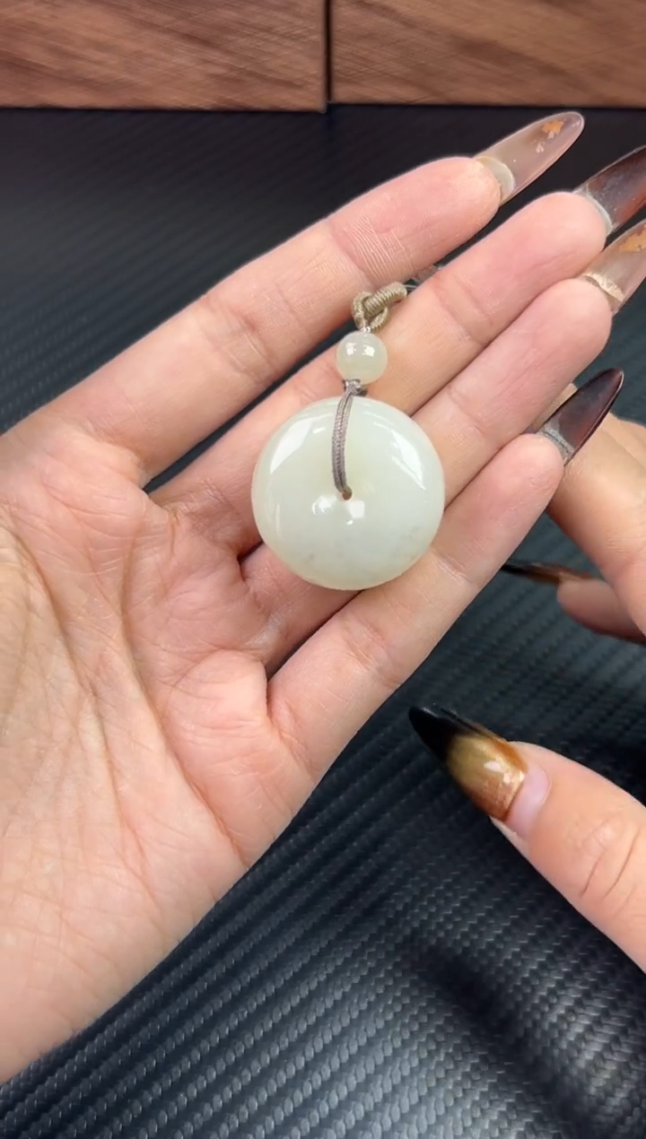 吊坠(赠链)未镶嵌和田玉黑山微色差