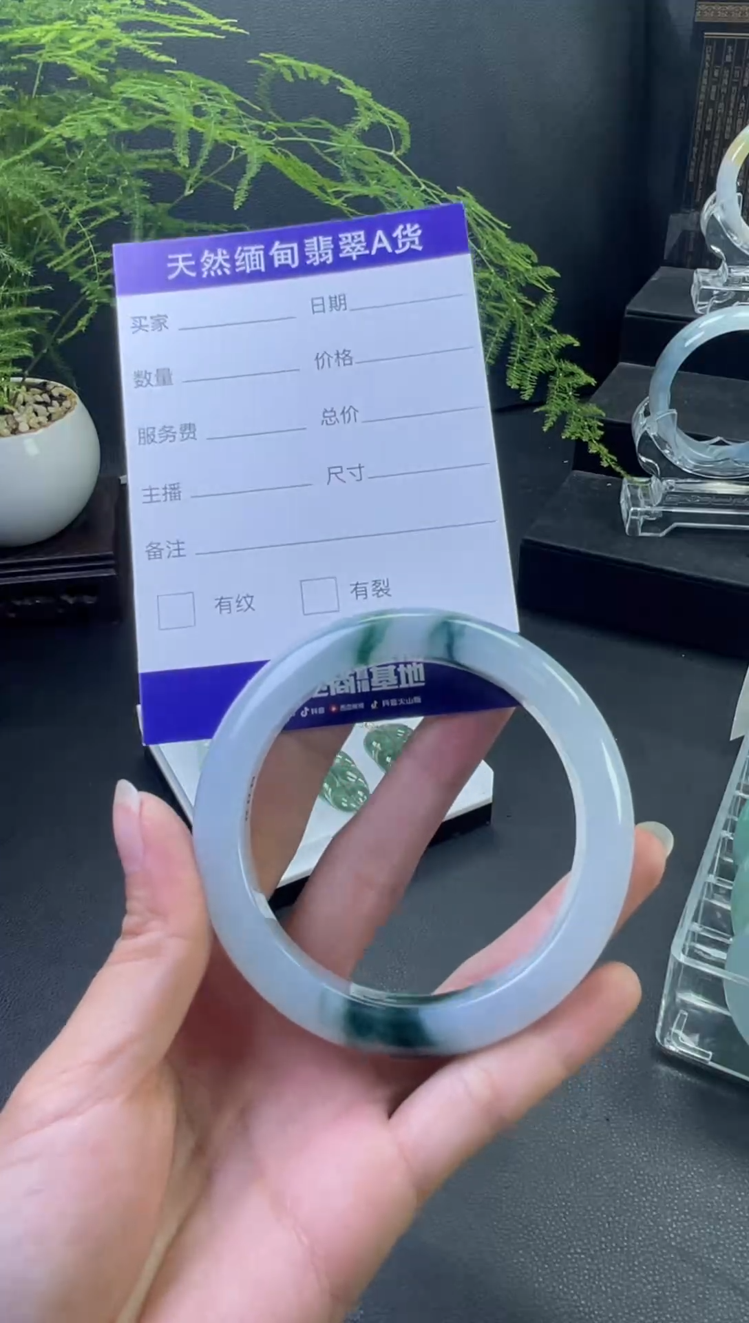 翡翠手镯未镶嵌比****人手镯