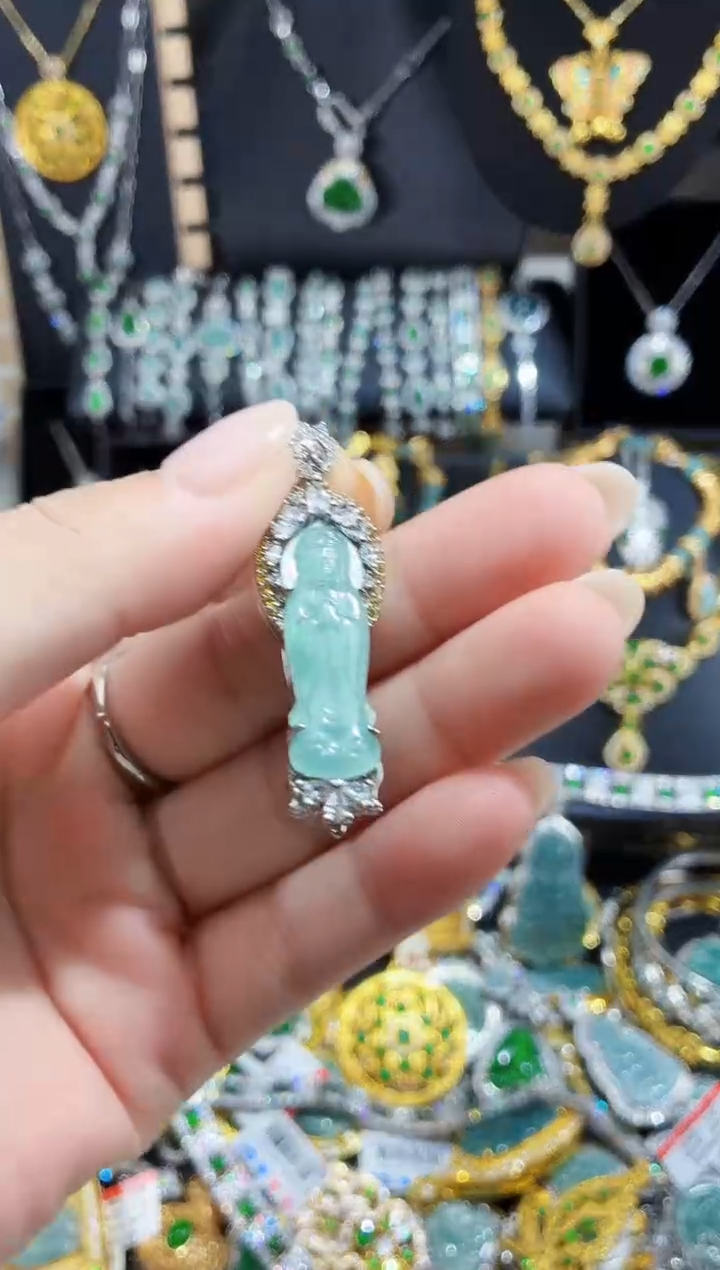 翡翠未镶嵌颈饰天然翡翠a货 多样性发其一