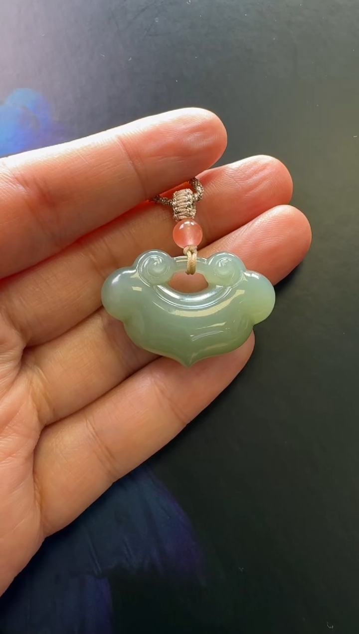 颈饰未镶嵌和田玉吊坠