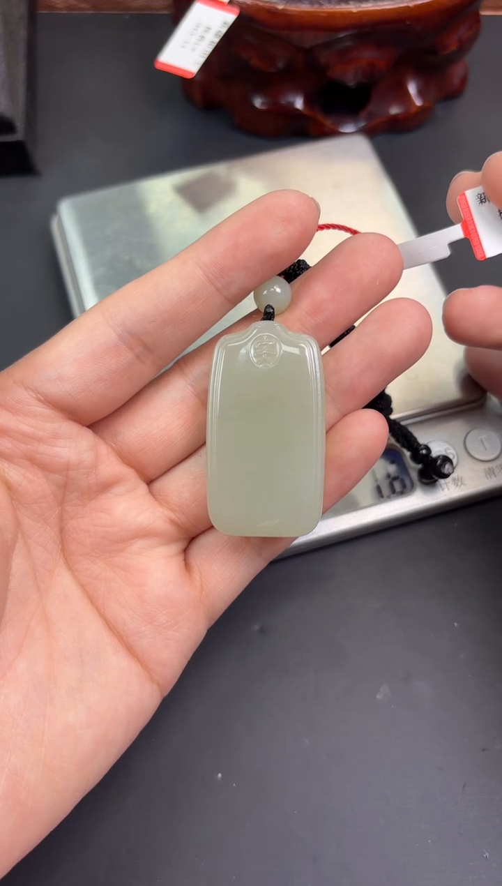 【闪购商品】和田玉吊坠(赠链)未镶嵌且末微色差近矿吊坠