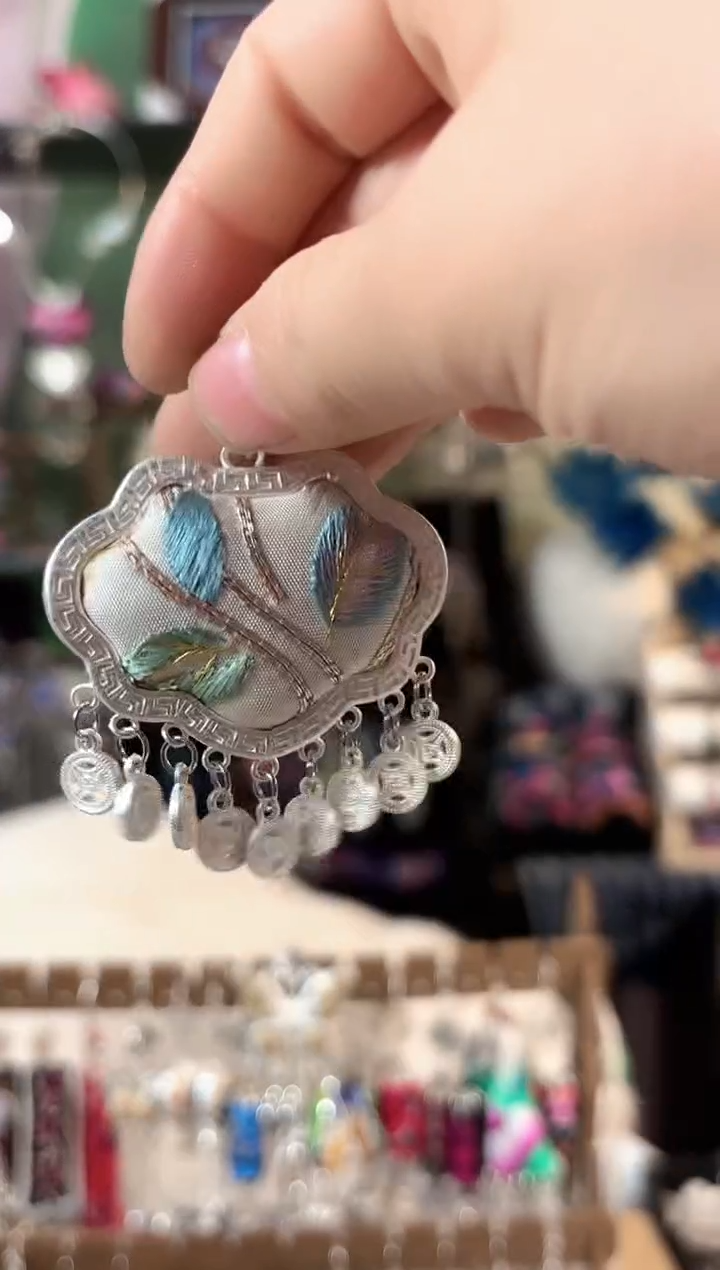 彩云南阁非遗老绣苗银饰品833