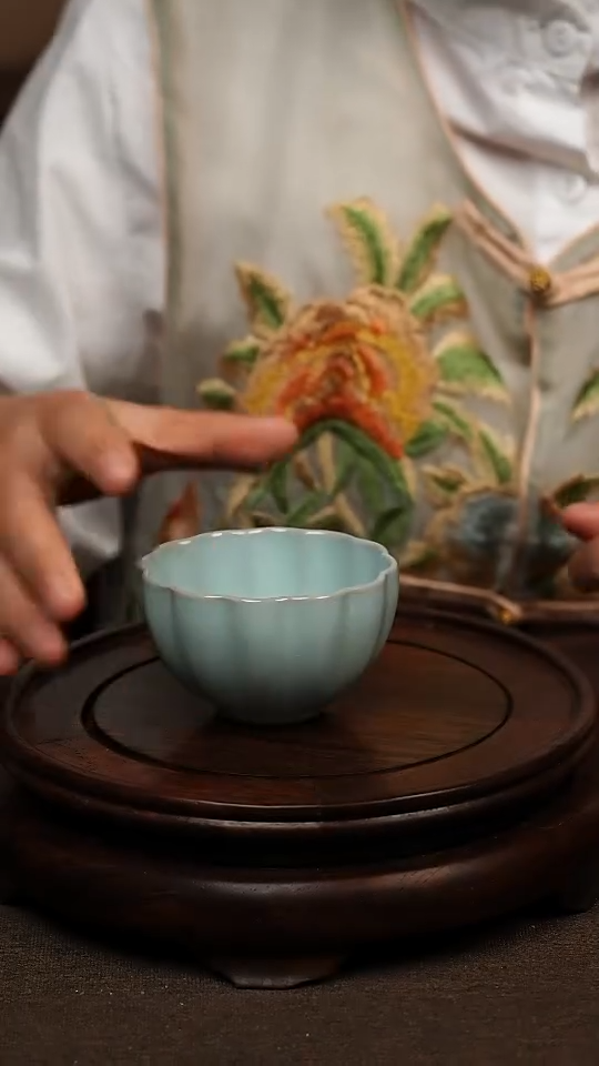 瓷片天青色菊瓣杯100ml