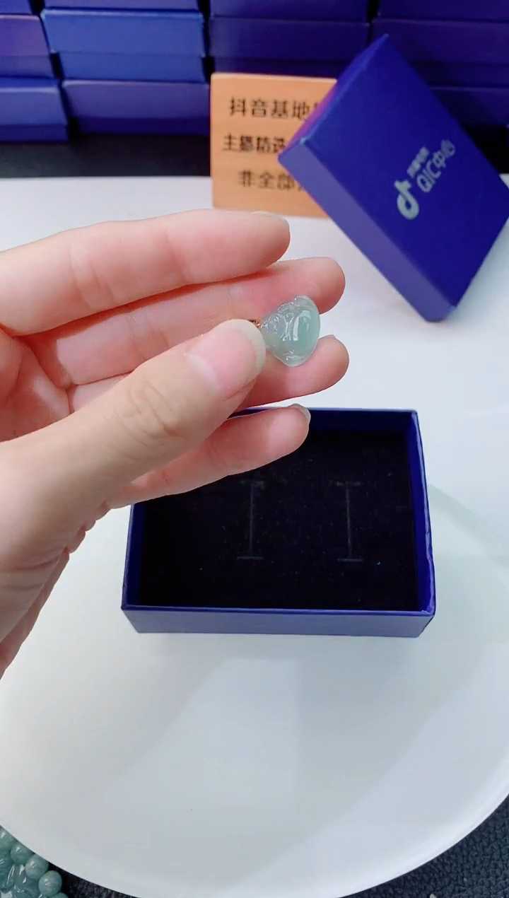 翡翠未镶嵌颈饰   `