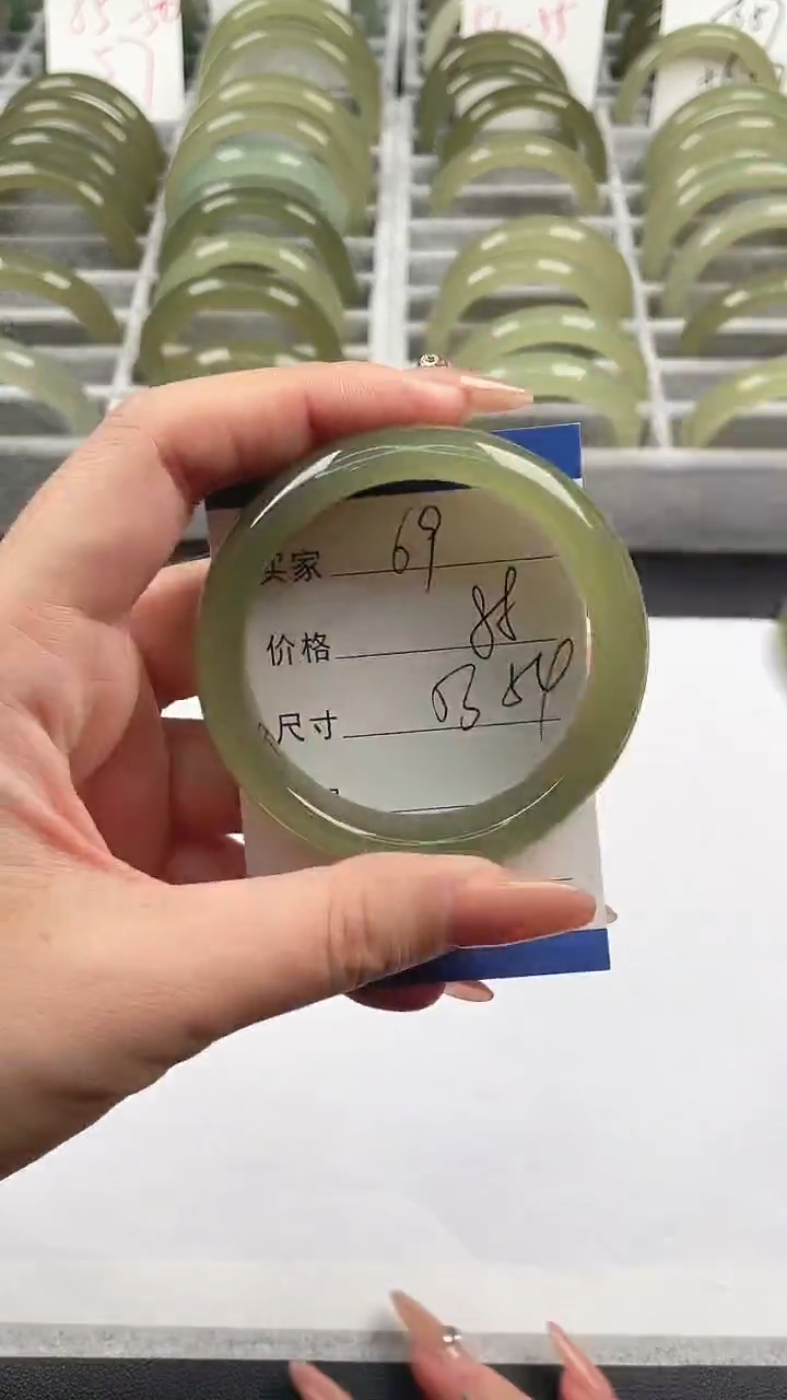 未镶嵌手镯石英质玉湖水绿