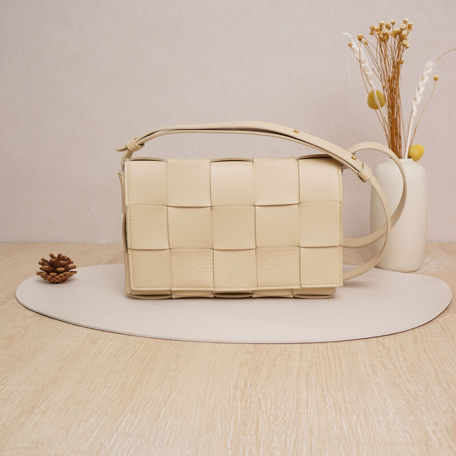 95新 BOTTEGA VENETA/葆蝶家 BVcassette编织包米色羊皮/DS047525