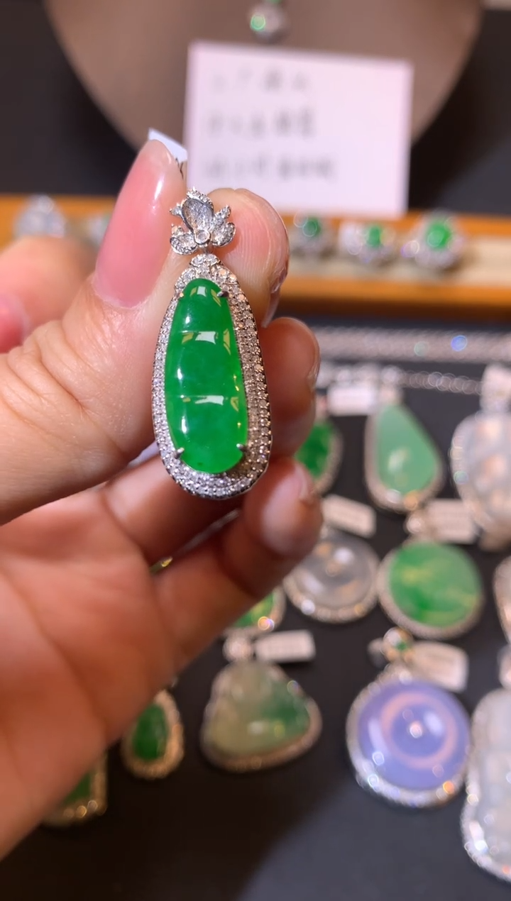 【闪购商品】翡翠吊坠(不含链)18K金镶嵌吊坠