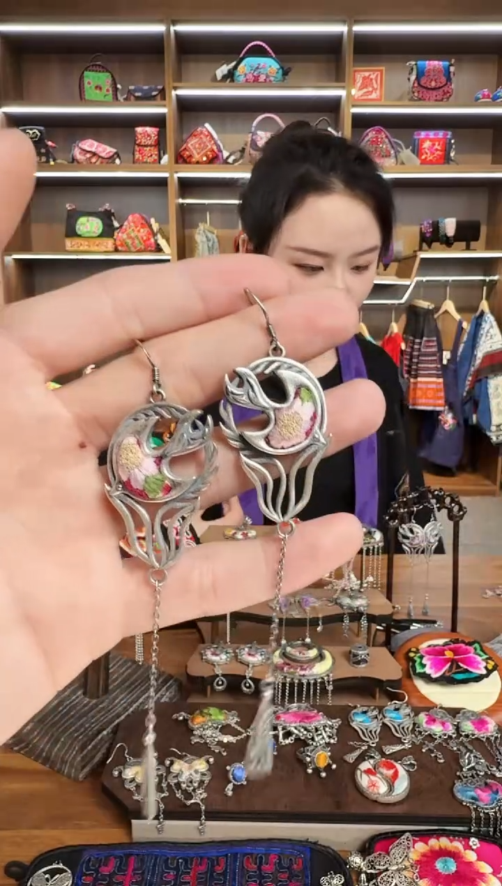 【闪购商品】织绣161蒙阿苏苗绣传承