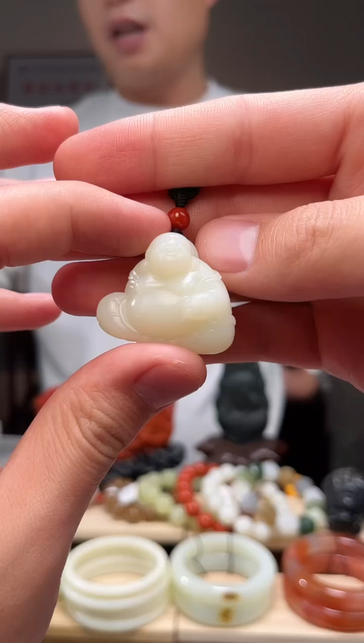 颈饰未镶嵌和田玉吊坠